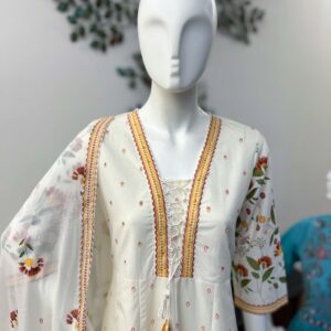 SB0526-05 Off White Semi Flared Set