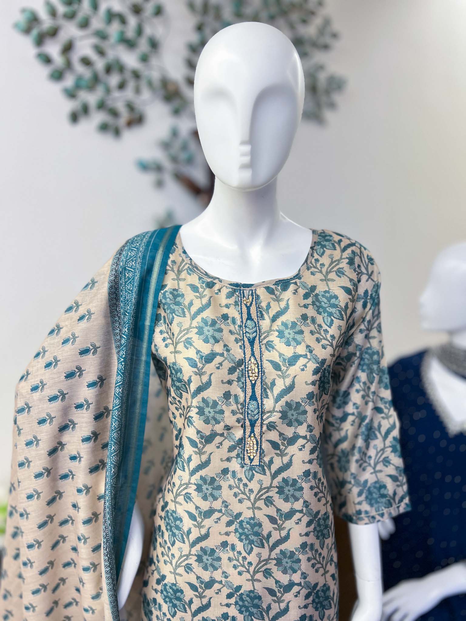 DSB0826-43 Beige & Blue Straight Cut Set